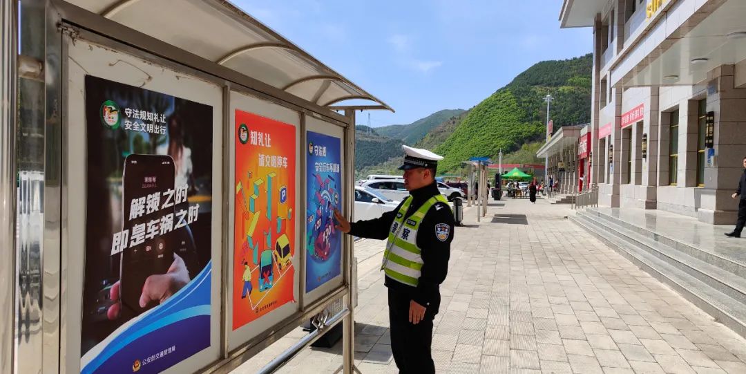 节日我在岗点亮铁警的青春风采,警爱民警节日我在岗