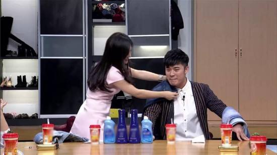 24年来守护着4个兄妹,最后却一个都留不住,何炅老了,都结束了