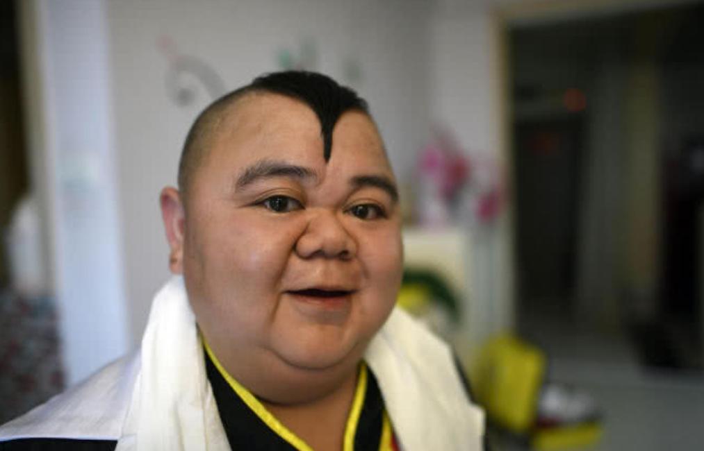 1米2小男人娶1米68老婆,1米2男孩娶26岁漂亮女孩