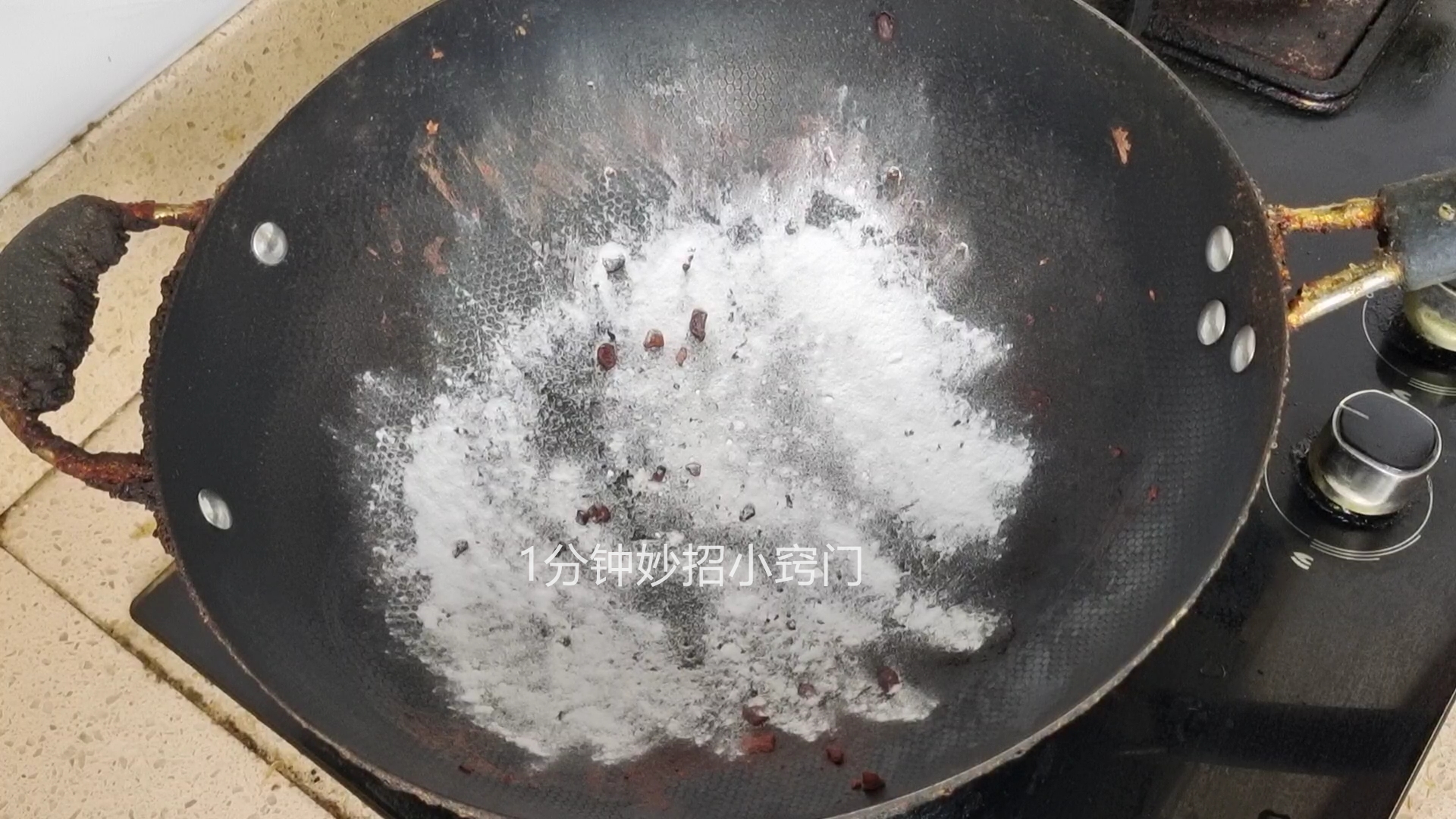 不锈钢锅底烧糊后如何清洁,锅底烧糊了别用钢丝球擦