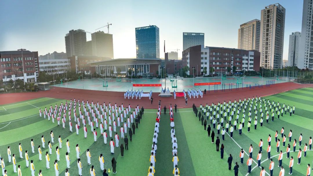 千名学生传递巨幅国旗,开学典礼百人传旗