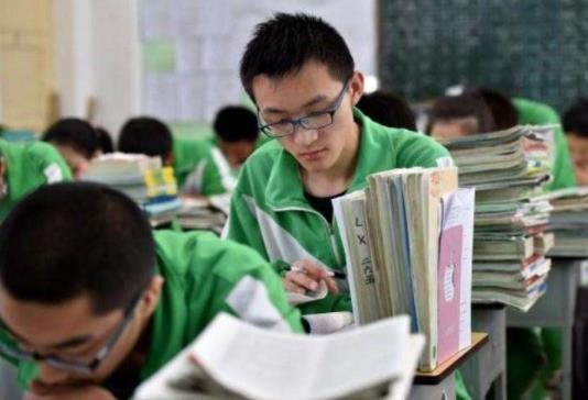 安徽一老师编“男足”段子，学校当标语滚动*放播**，结果有些意外