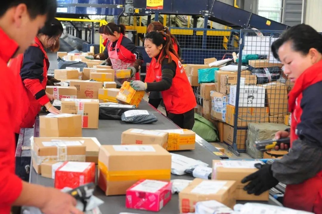 苹果手机快递盲盒开箱,9.9开出一箱旺仔牛奶零食盲盒