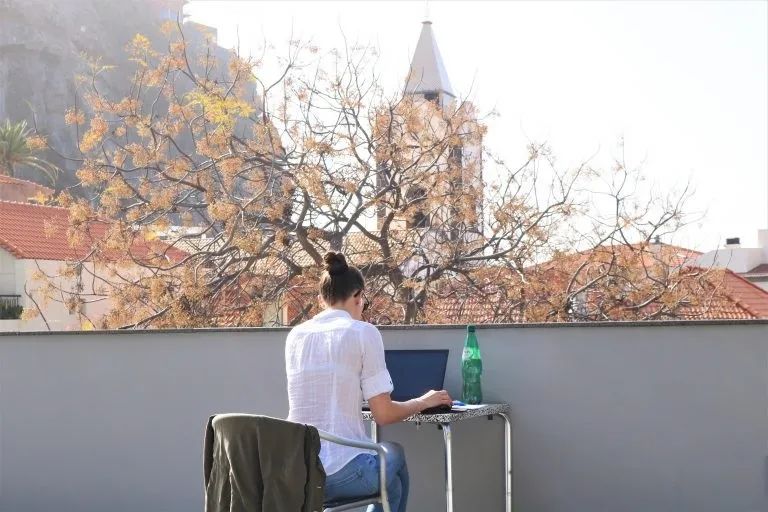 一边旅行，一边挣钱？“数字游牧”浪潮下的香港抉择