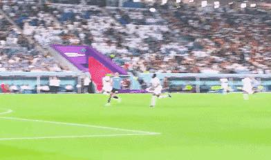 卡瓦尼击倒了VAR机器，乌拉圭赢球却出局，韩国出界的进球却有效