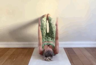 “盆底肌松”憋不住尿?这8个瑜伽体式不用跑跳,靠墙就能练!