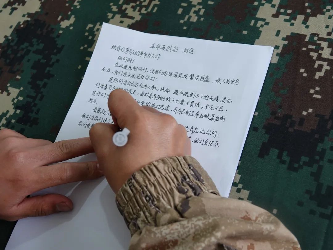 解放军清明缅怀红军先烈活动,清明祭奠革命先烈解放军鸣枪