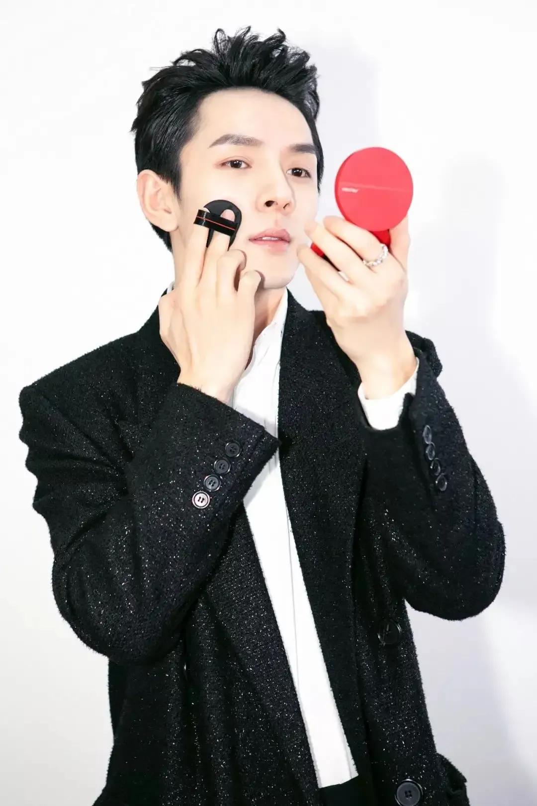 口红一哥李佳琦的带货量,口红一哥年赚两亿