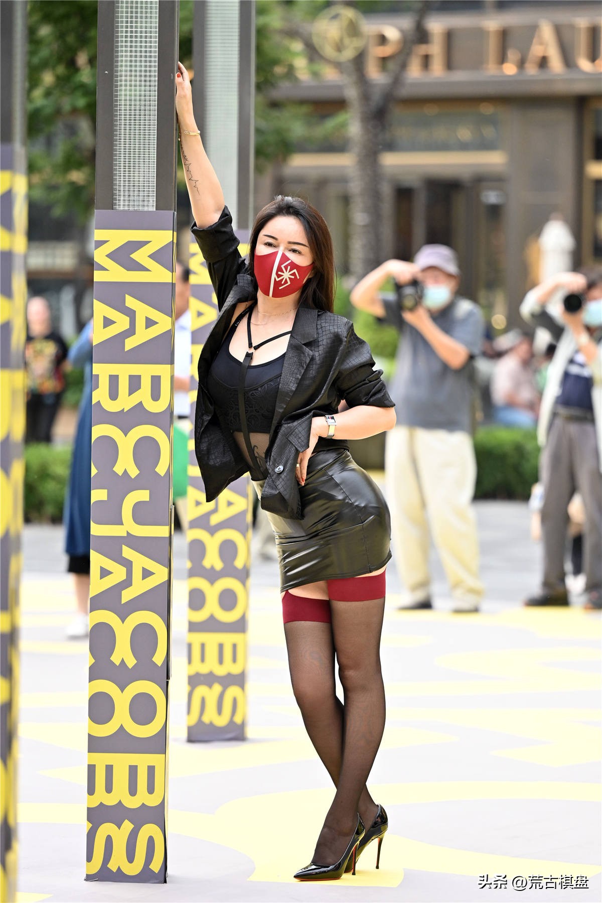 夏天黑袜子鞋怎么搭配好看,秋冬细跟鞋的穿搭