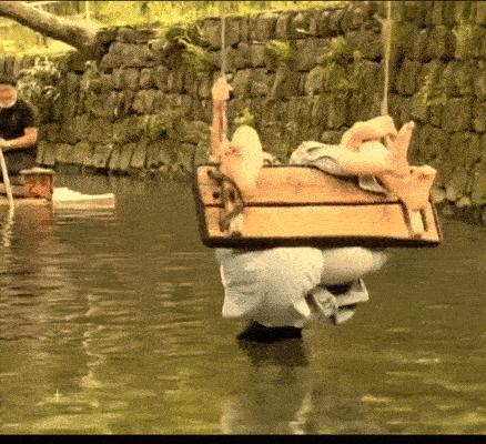 女子和同事打闹，用力过猛竟直接把*裤底**扯两半，羞得蹲地不敢起身