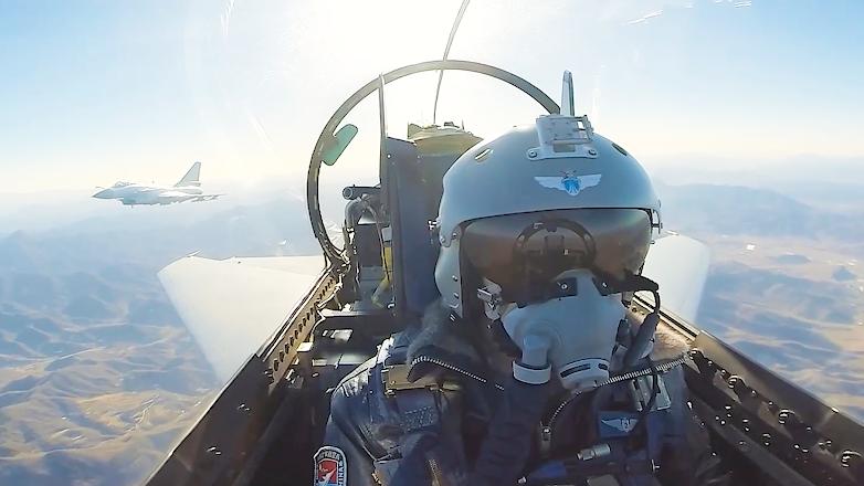 飞机挡风破裂数百人被困万米高空,玻璃破裂飞机迫降视频