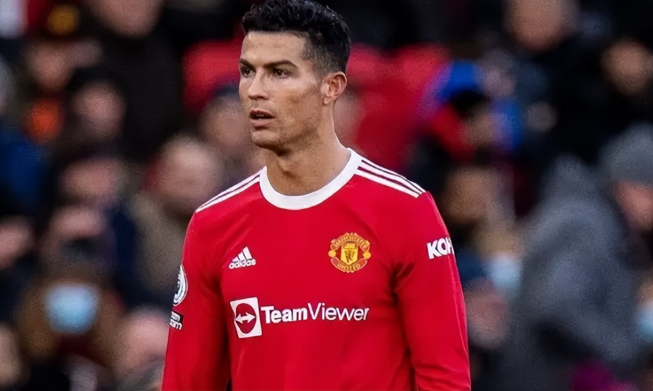 滕哈赫和C罗“对决”来了，曼联球迷支持主帅，C罗新赛季无球踢？