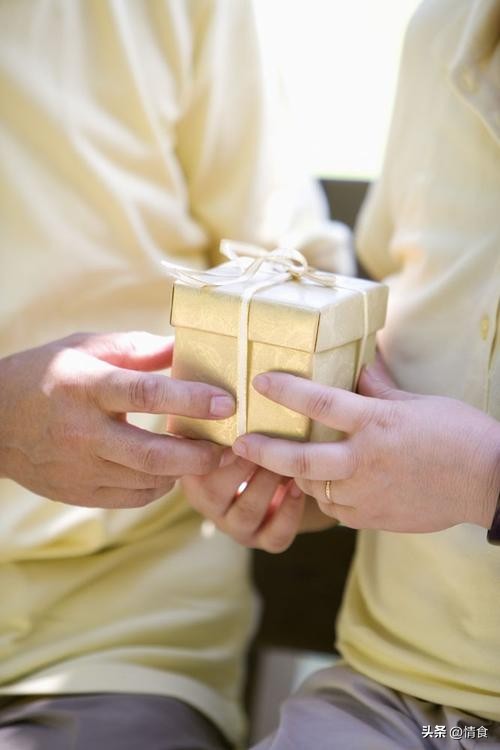 给家里老人送什么礼物比较实用,今年元旦给老人买什么礼物