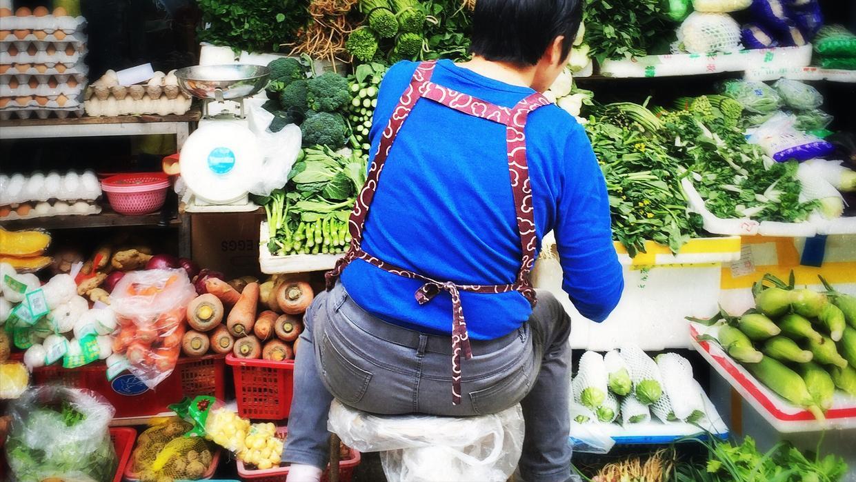 买5斤西瓜少2斤黑心商贩遭怒怼,大学生买西瓜被缺斤少两