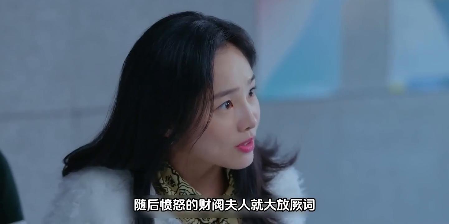 只因女孩一时气愤,将面试贵族学校的富家千金泼了个落汤鸡