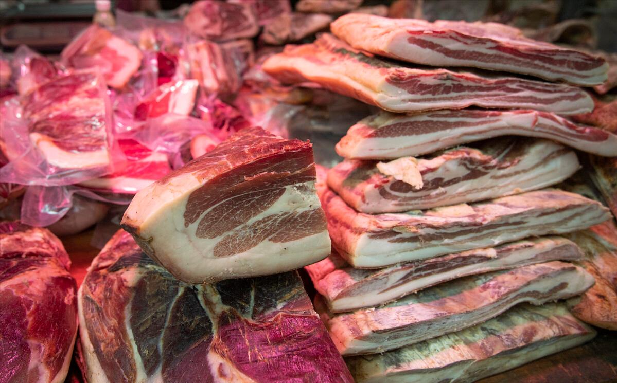 养猪大叔一年赚多少钱,四川大爷养猪完整视频