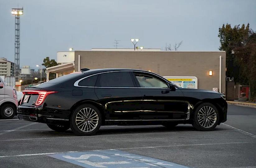 日本街头出现国产车，车牌亮点十足，网友直呼“绝配”