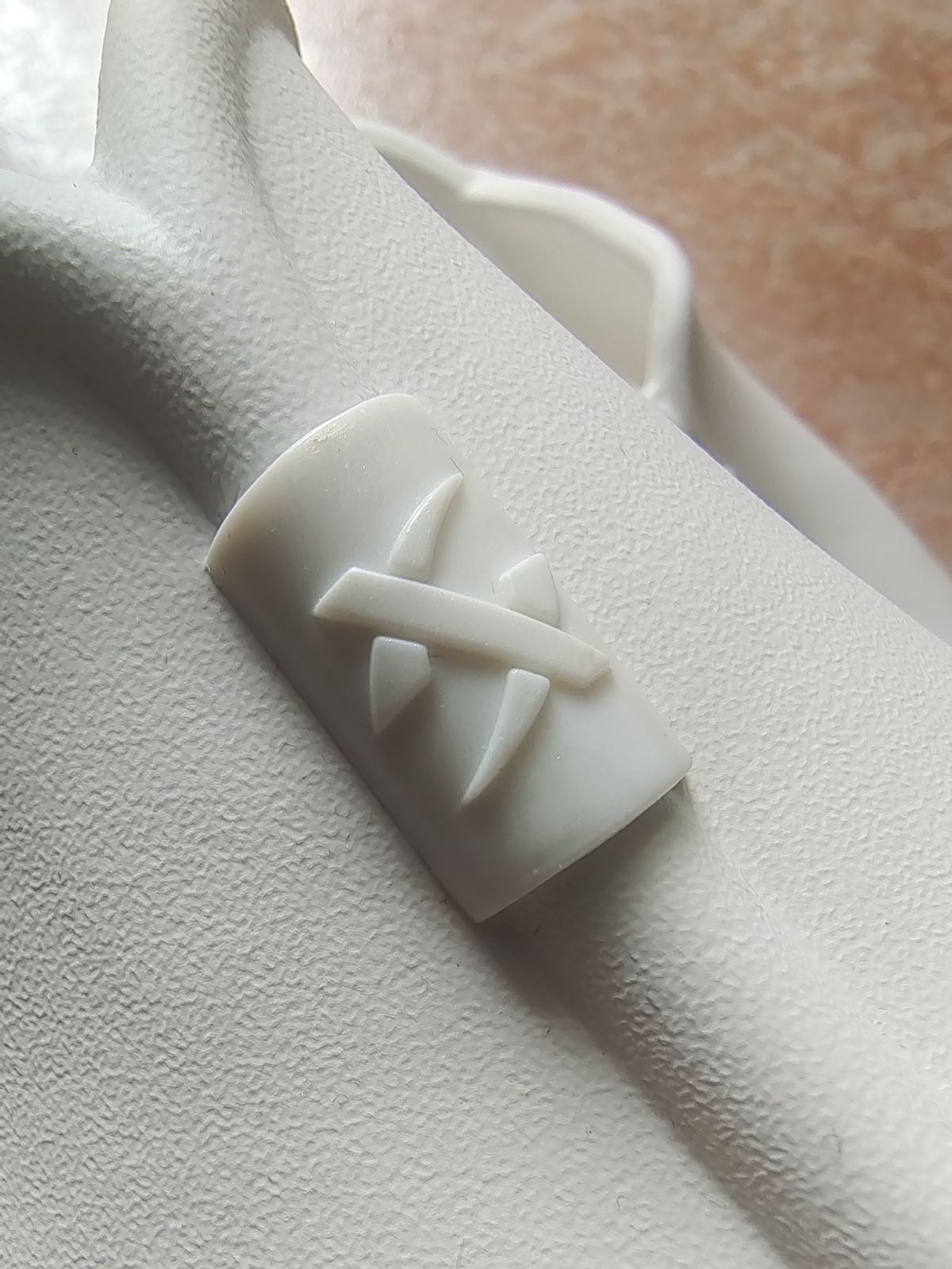 中国风的凉拖,带标志的特步凉拖