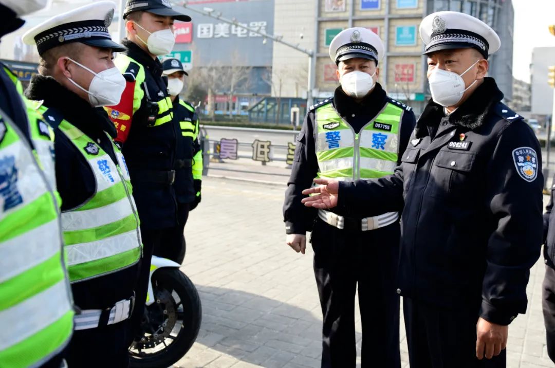 济南交警全力守护春节道路平安,交警圆满完成春节交通安保工作