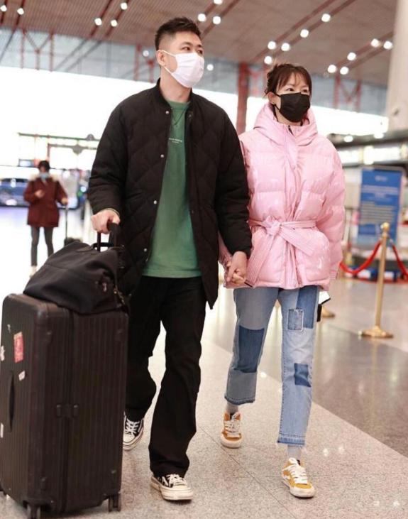 李艾穿蓝色衣服,李艾和老公甜蜜现身机场