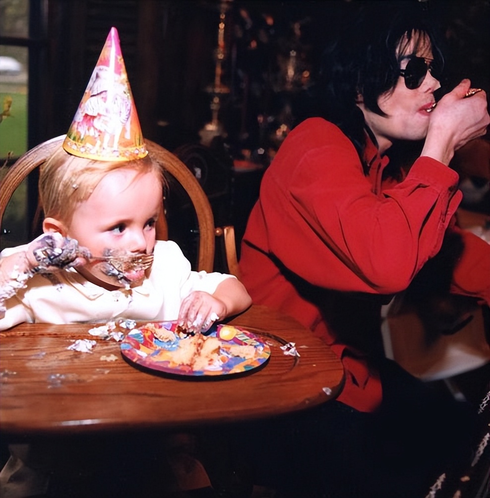 2009年杰克逊去世：长子遗传白癜风，女儿14岁被侵犯，幼子最像他