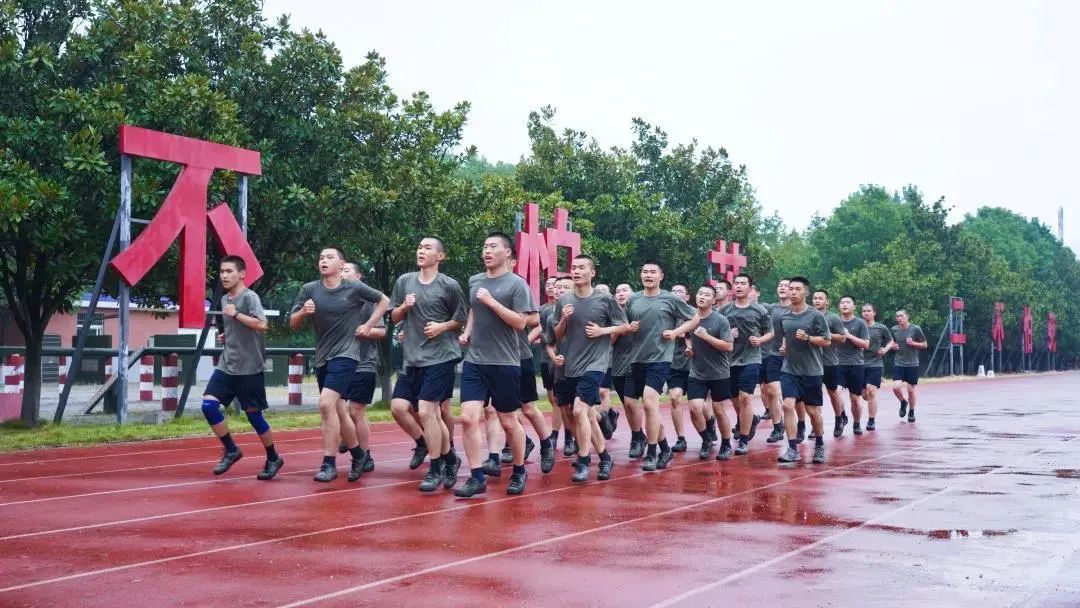 军官首次授衔定级政策,直招军官一般多久授衔