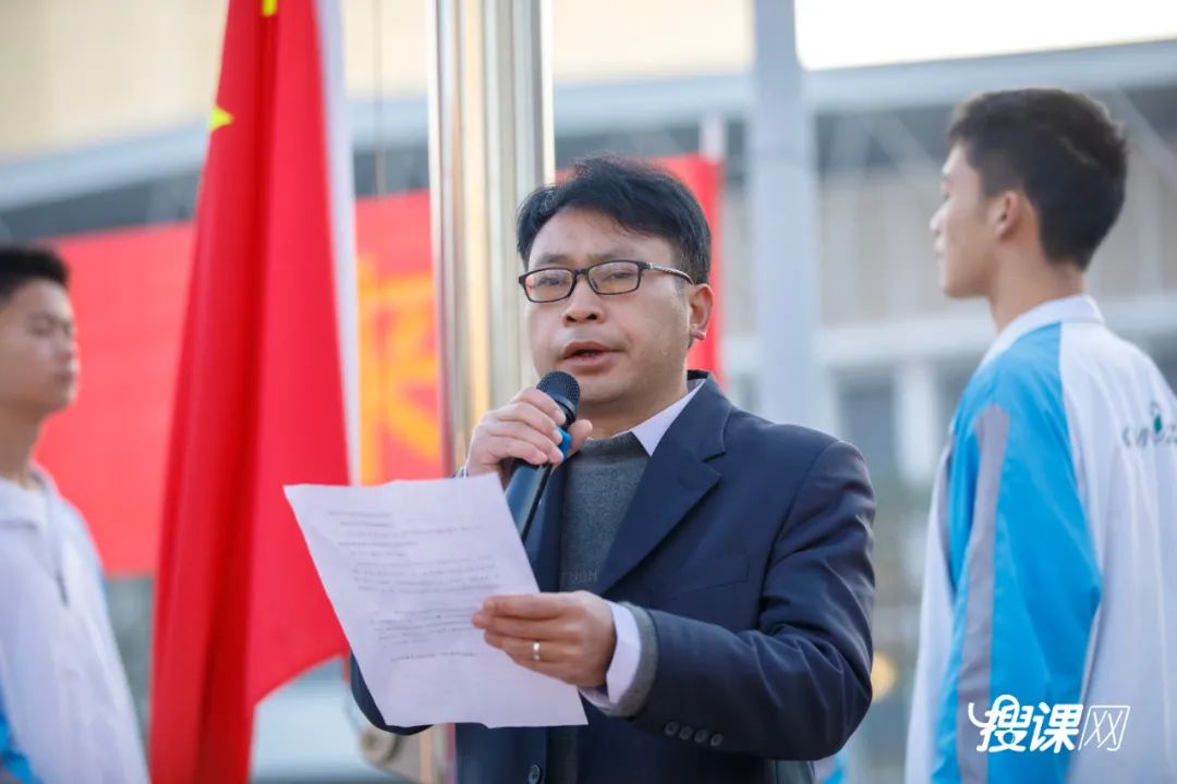 千名学生传递巨幅国旗,开学典礼百人传旗