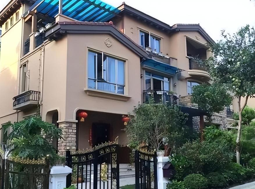 杭州亿万富婆朱丽丽 (富婆朱丽丽个人简历)