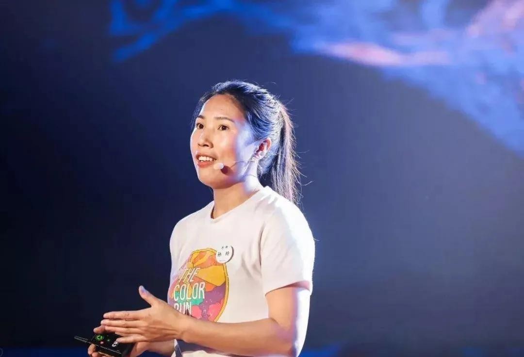 20岁小伙在工厂流水线,小伙在工厂上夜班坚持七年