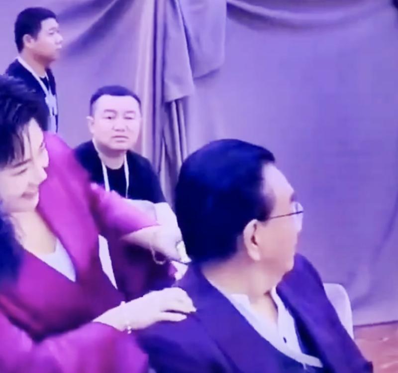 侯耀华和女粉丝握手,侯耀华师徒事件