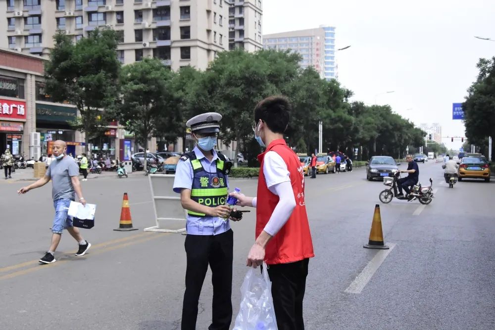 介休青志协红马甲为你护航，愿你旗开得胜，未来闪闪发光