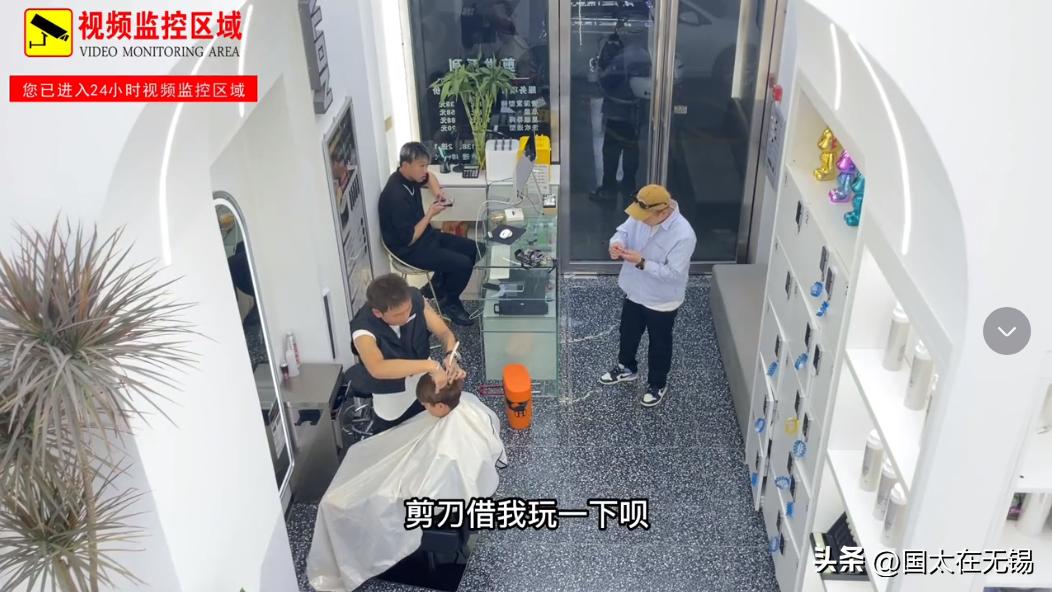 剪刀摔坏赔三万,敲诈和故意伤人能判几年