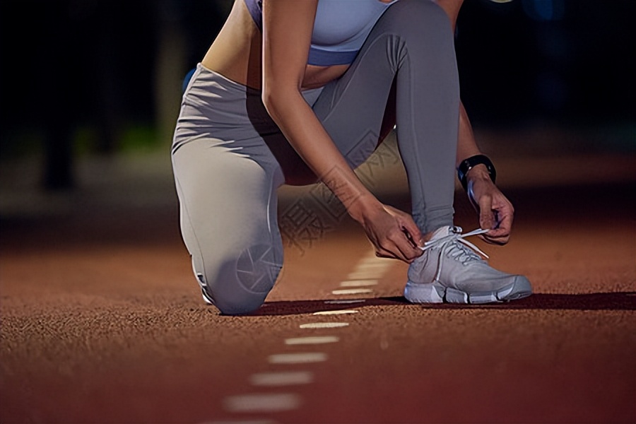 和美女同事夜跑，在松州桥上，我想和她拥抱