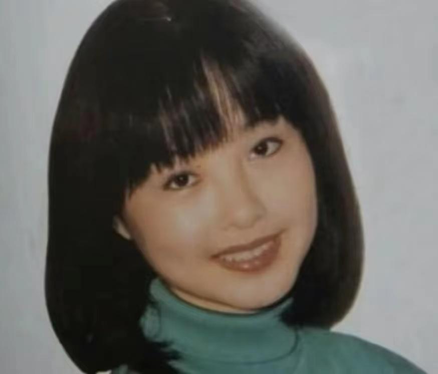 鲁豫51岁瘦得像纸片人,52岁鲁豫穿上万元鞋爬山