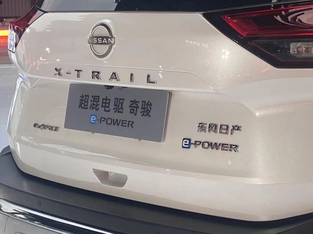 奇骏超混电驱版和荣放对比,2020款荣放2.0四驱版对比奇骏