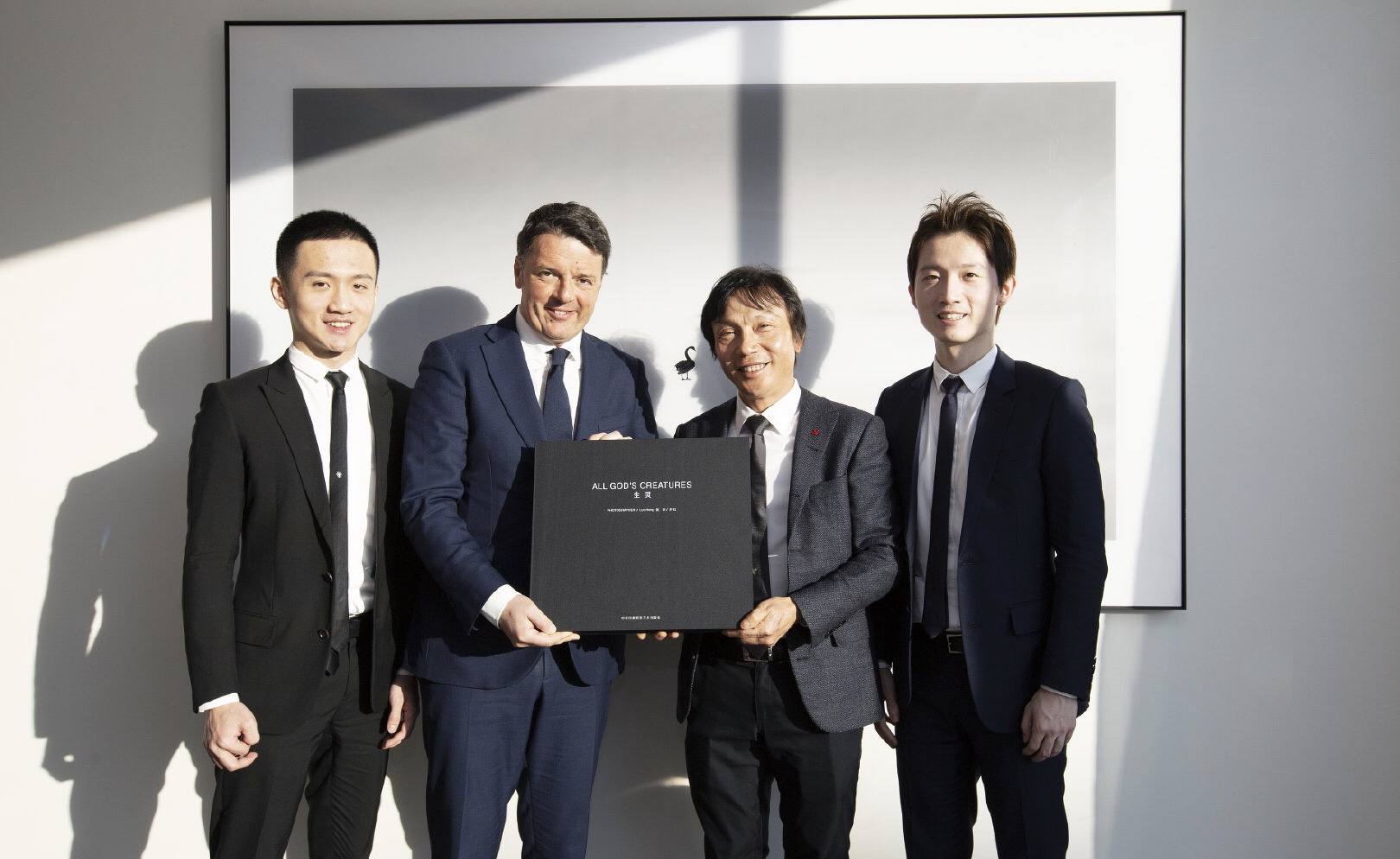 54岁四川男人,开蛋糕店身家20亿,离婚后玩摄影去过53次非洲