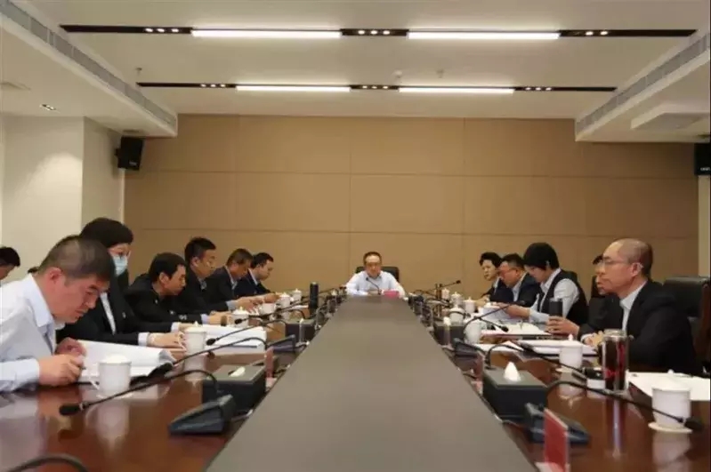 内蒙耳环事件进展,女官员发布会疑戴3万耳钉后续