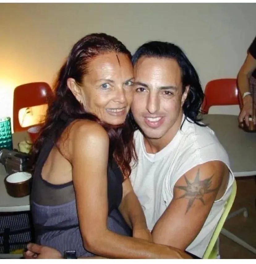 他被称时尚圈暗黑之王！神作爆红15年，侃爷以收藏他的桌子为傲？