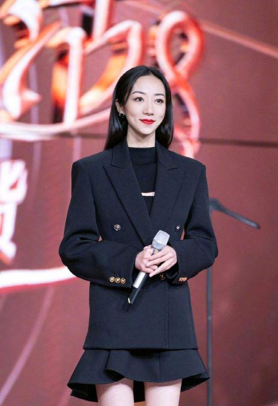 韩雪把西装穿出了新风格,金丝绒西装套装韩雪