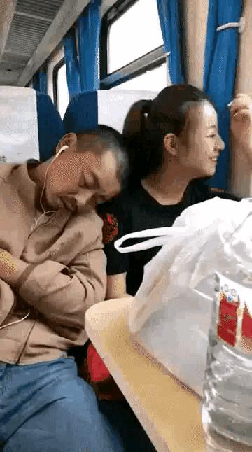 小哥也太菜了，不但没打中一个，还摔倒了，而且这不是足球