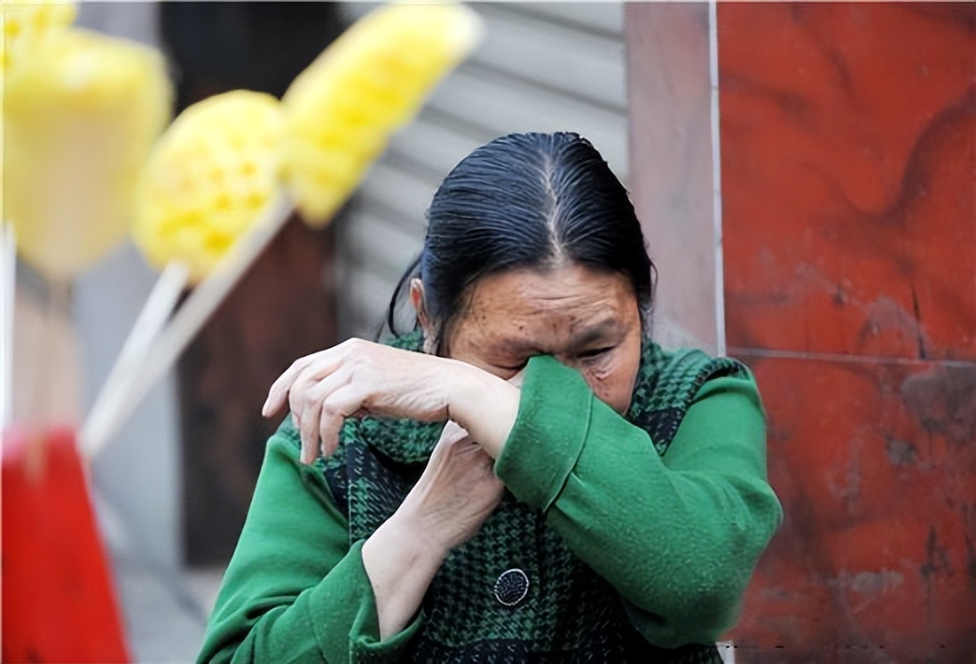 老人含泪说子女,母亲无奈哭诉儿子无底线啃老