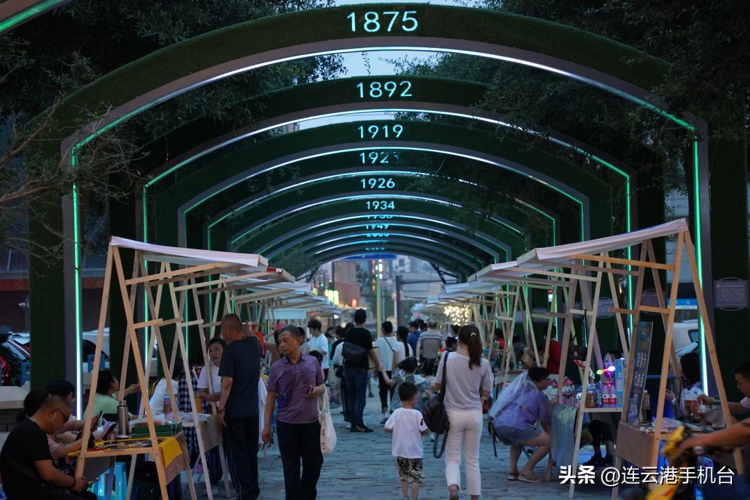 辞旧迎新烟火气照人间举杯敬此年,人间烟火气辞旧迎新时举杯庆团圆