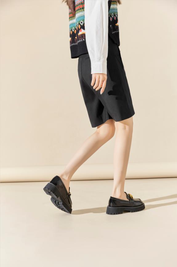 谁穿谁精致，皱镜面金属扣厚底乐福请求出列