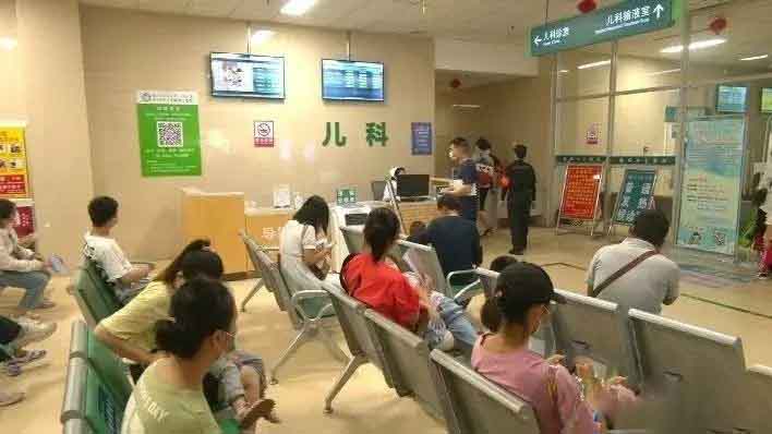 12年湖北双胞胎十指咬秃流血，却不会哭，父母拿到诊断书如遭雷击