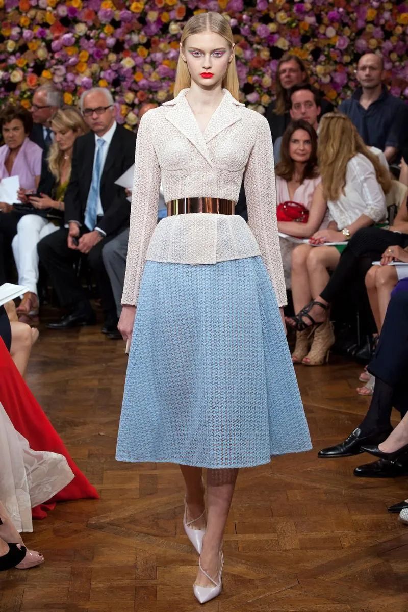 时尚轮回到超辣低腰装?网友吐槽:真当谁都有超模的细腰马甲线啊