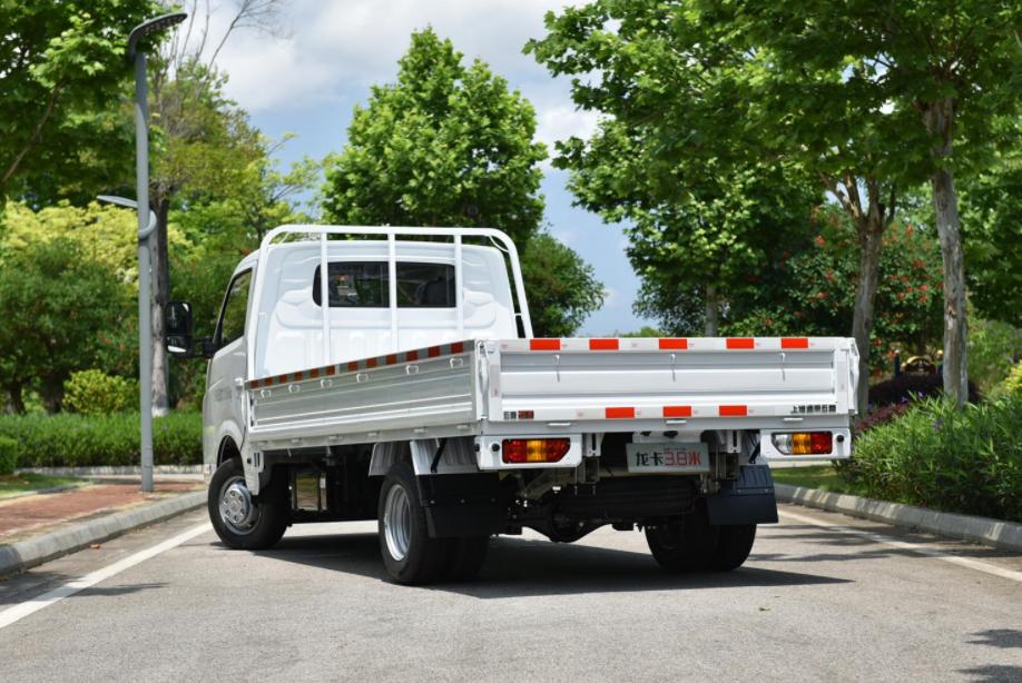 都是国产大牌出品，定位一致，五菱龙卡和跨越者D5怎么选？