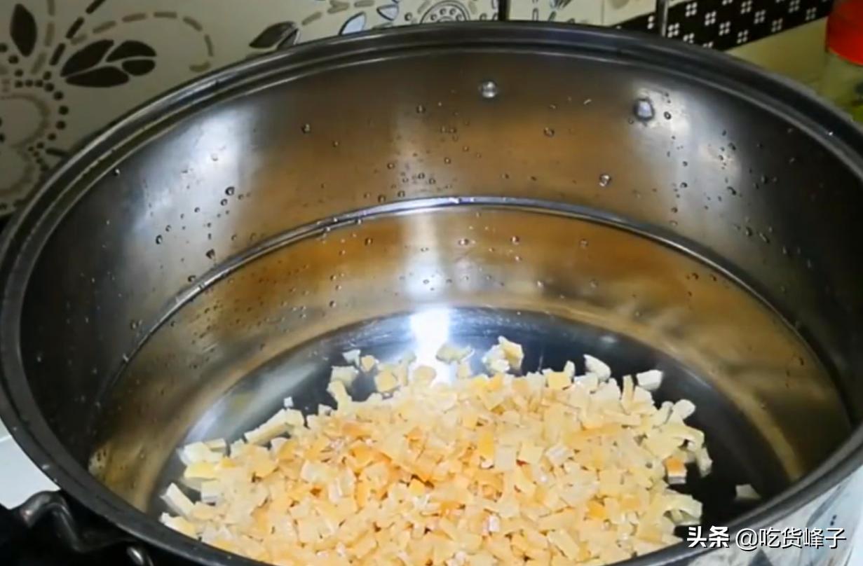 做猪皮冻时最忌直接下锅煮,怎样做猪皮冻好吃又软烂