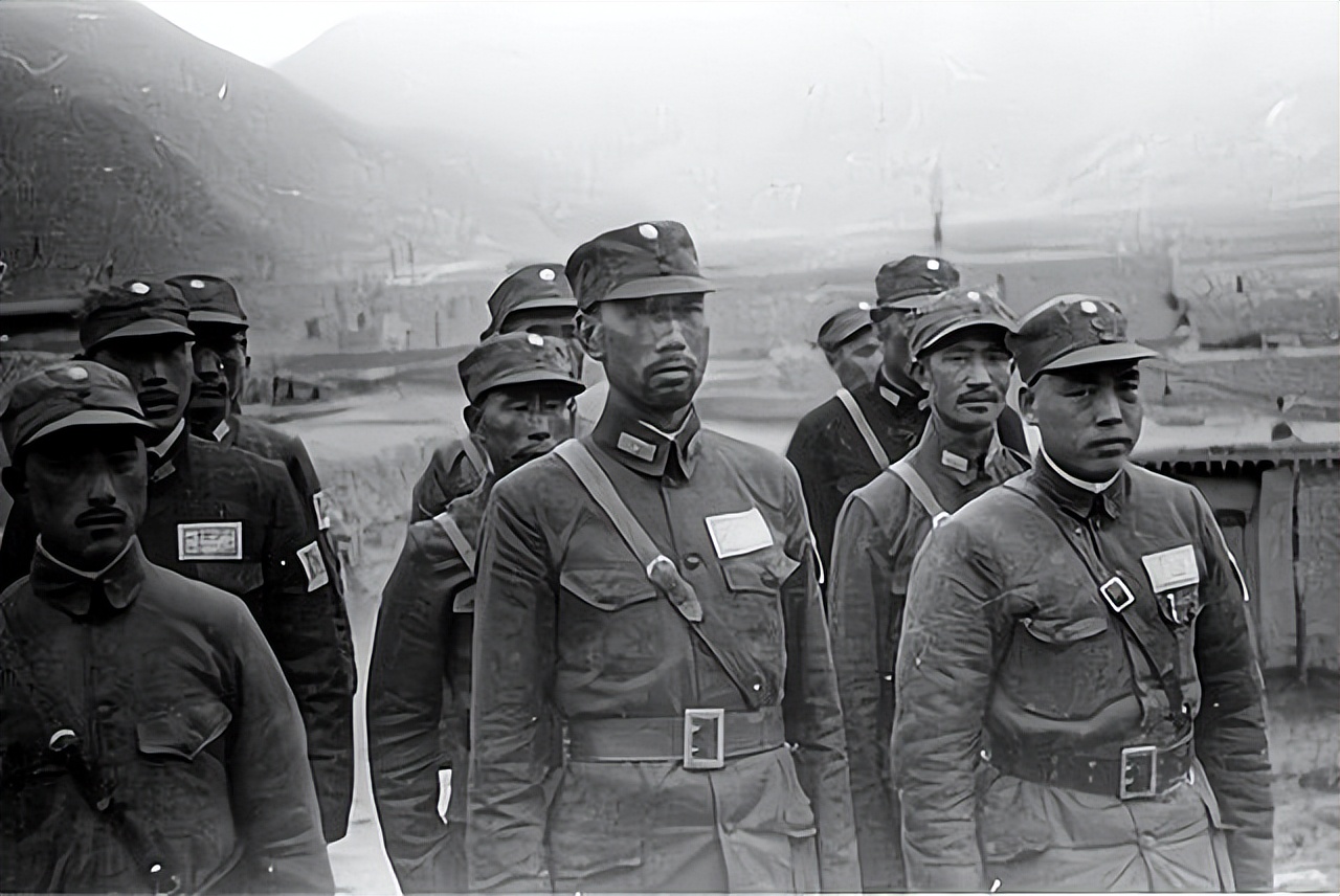 蒋军忍饥挨饿，蒋校长却空投“激励信”，士兵大骂：这有啥用