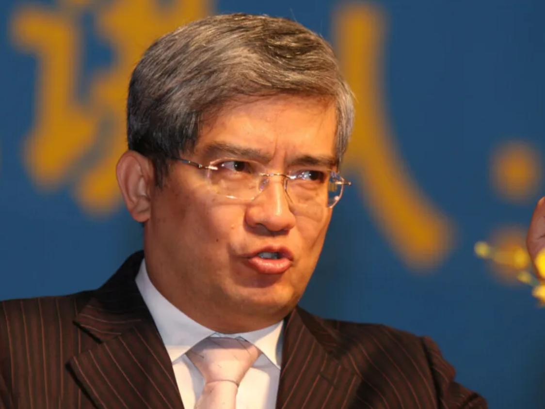 2011年，55岁的*咸平郎**爱上31岁空姐，2年后分手想让空姐赔他900万