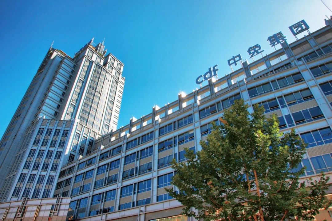 3800亿的免税巨头，猛攻线上